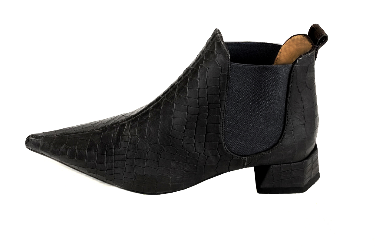 Satin black women's ankle boots, with elastics. Pointed toe. Low flare heels. Profile view - Florence KOOIJMAN